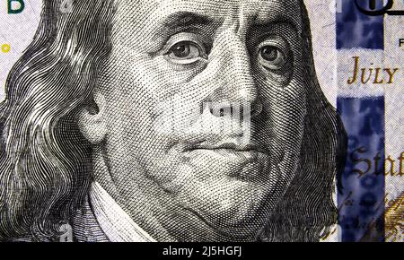 Makroansicht der 100-Dollar-Banknote, Benjamin Franklin-Porträt auf einer 100-Dollar-Banknote aus nächster Nähe. USD-Papiergeld mit den Augen des Präsidenten, Gesicht auf dol Stockfoto