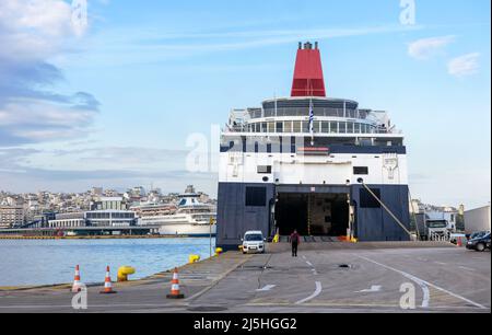 Das Be- und Entladen von Fähren im Hafen von Piräus in der Nähe von Athen, Griechenland. Große Fähre dockte im Seehafen an, großes Schiff am Hafenpier. Konzept des Autos Stockfoto