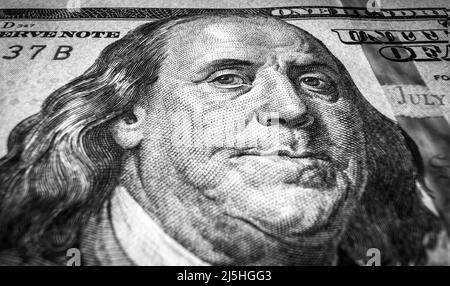 Benjamin Franklin Porträt auf US-Dollar-Schein, einhundert US-Dollar-Schein aus der Nähe. Makroaufnahme von Papiergeld in Schwarz und Weiß, Präsident steht nahe Stockfoto