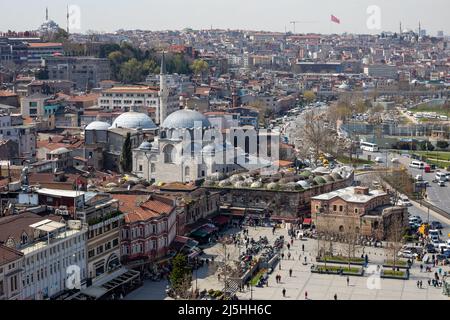 Blick auf die Rustem Pasha Moschee im Hasircilar Basar im Tahtakale-Viertel des Fatih-Viertels von Istanbul, Türkei Stockfoto
