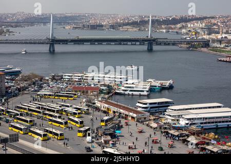 Luftaufnahme des städtischen Busbahnhofs Eminonu an der Küste des Goldenen Horns mit Blick auf die Metro-Brücke des Goldenen Horns im Hintergrund Stockfoto