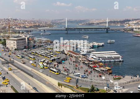 Luftaufnahme des städtischen Busbahnhofs Eminonu an der Küste des Goldenen Horns mit Blick auf die Metro-Brücke des Goldenen Horns im Hintergrund Stockfoto