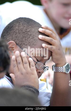 Kinder Fußball üben für Vollkontaktsport, hoher Stress Stockfoto