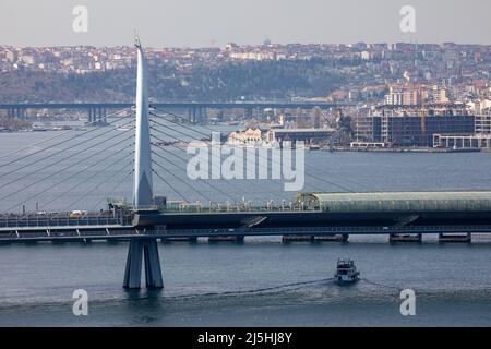 Am 8. April 2022 wurde die Luftaufnahme der U-Bahn-Brücke Golden Horn und der Ansicht Golden Horn im Hintergrund in Istanbul, Türkei, vergrößert. Stockfoto