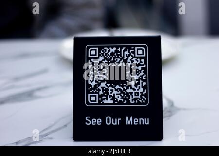 Tabelle QR-Code-Generator. Mit dem abstrakten Restaurant-Menü QR-Code-Konzept werden Ihre Bestellungen mit Hilfe von Technologie erteilt. Stockfoto