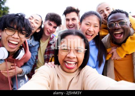 Große Gruppe von fröhlichen jungen Freunden, die Selfie-Portrait machen. Glückliche Studenten Menschen, die lächelnd auf die Kamera schauen. Konzept der Gemeinschaft, Kollege Stockfoto