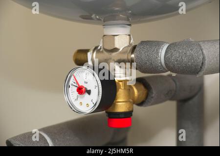 Manometer am Heizkessel im Haus Stockfoto