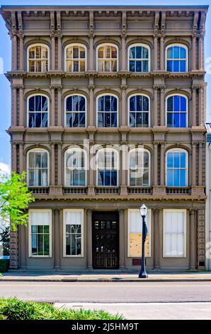 Das Elgin Building, offiziell als Daniels, Elgin & Co. Building bekannt, ist in der South Water Street, 15. April 2022, in Mobile, Alabama, abgebildet. Stockfoto