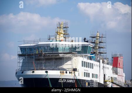 Port Glasgow, Schottland, Großbritannien, März 28. 2022, Ferguson Marine Werft und der Fortschritt der neuen Calmac Fähre namens Glen Sannox Stockfoto