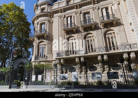 Buenos Aires, Argentinien, 23.. April 2022. Die französische Botschaft ist offen für ihre Bürger, um abzustimmen. (Bild: Esteban Osorio/Alamy Live News) Stockfoto