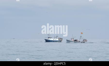 Zwei Fischerboote im mittelmeer in der Stadt Villajoyosa, Provinz Alicante, Spanien, Europa Stockfoto