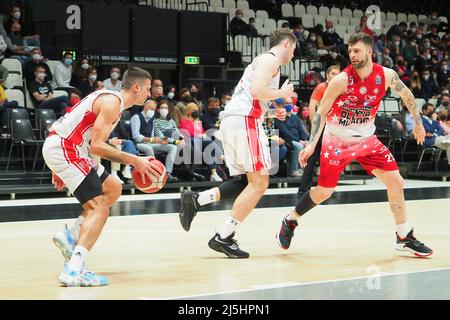 Reggio Emilia, Italien. 23. April 2022. OLYMPUS DIGITALKAMERA während der UNAHOTELS Reggio Emilia vs AX Armani Exchange Milano, Italian Basketball A Serie Championship in Reggio Emilia, Italy, April 23 2022 Credit: Independent Photo Agency/Alamy Live News Stockfoto