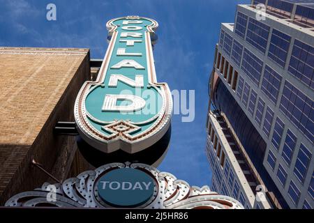 Portland Schild an der Arlene Schnitzer Concert Hall in Portland, Oregon. Historisches Theatergebäude am Broadway in Portland, Oregon. Stockfoto