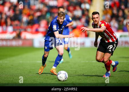 Bramall Lane, Sheffield, England - 23. April 2022 Tommy Doyle (22) von Cardiff City versucht, Jack Robinson (19) von Sheffield United zu passieren - während des Spiels Sheffield United gegen Cardiff City, Sky Bet Championship 2021/22, Bramall Lane, Sheffield, England - 23. April 2022 Credit: Arthur Haigh/WhiteRoseFotos/Alamy Live News Stockfoto