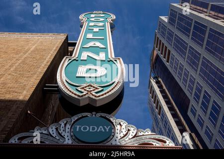 Portland Schild an der Arlene Schnitzer Concert Hall in Portland, Oregon. Historisches Theatergebäude am Broadway in Portland, Oregon. Stockfoto