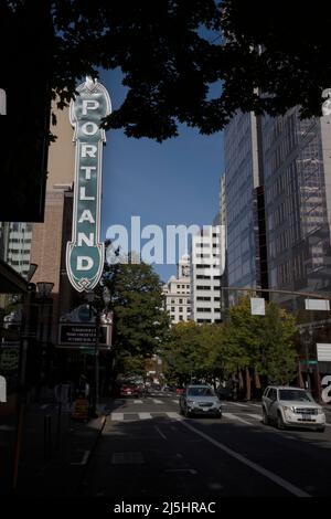 Portland Schild an der Arlene Schnitzer Concert Hall in Portland, Oregon. Historisches Theatergebäude am Broadway in Portland, Oregon. Stockfoto