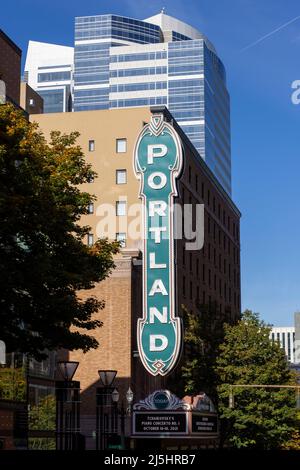 Portland Schild an der Arlene Schnitzer Concert Hall in Portland, Oregon. Historisches Theatergebäude am Broadway in Portland, Oregon. Stockfoto