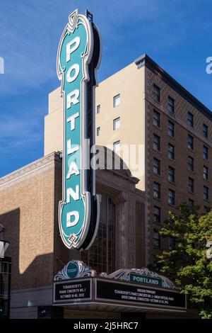 Portland Schild an der Arlene Schnitzer Concert Hall in Portland, Oregon. Historisches Theatergebäude am Broadway in Portland, Oregon. Stockfoto