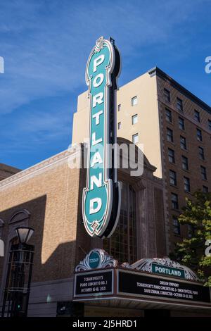 Portland Schild an der Arlene Schnitzer Concert Hall in Portland, Oregon. Historisches Theatergebäude am Broadway in Portland, Oregon. Stockfoto