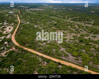 Luftaufnahme von Feldweg in ländlichen Gebieten Schnitt durch Caatinga Wald, assu, rio grande do norte, brasilien Stockfoto