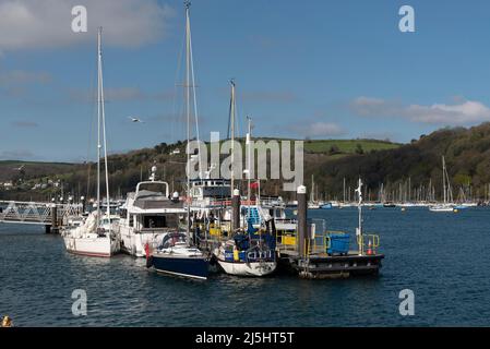 Dartmouth, South Devon, England, Großbritannien. 2022. Der River Dart in Dartmouth in Devon, Großbritannien. Die Boote liegen auf einem Anlegesteg am Stadthafen im mittleren Bach. Stockfoto