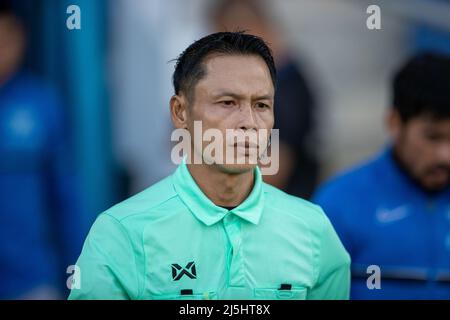 CHONBURI, THAILAND - 23. April: Schiedsrichter Niwat Insa-ARD vor dem Spiel der Thai Premier League zwischen DEM FC CHONBURI und DEM FC NAKHON RATCHASIMA am 23. April 2022 im Chonburi Municipalstadion in CHONBURI, Thailand (Foto by Orange Picches) Stockfoto