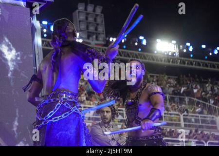 Rio De Janeiro, Brasilien . 23. April 2022. Mitglieder der Samba-Schule Beija Flor de Nilópolis treten während der Karnevalsparade von Rio im Sambadrome Marques de Sapucai in Rio de Janeiro, Brasilien, im April 23, 2022 auf.Quelle: Brazil Photo Press/Alamy Live News Stockfoto