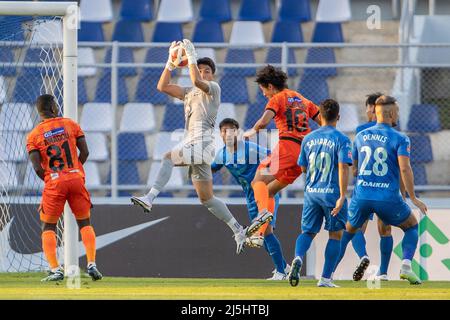 CHONBURI, THAILAND - 23. April: Chanin SAE-Ear des FC Chonburi gewinnt den Ball beim Spiel der Thai Premier League zwischen DEM FC CHONBURI und DEM FC NAKHON RATCHASIMA am 23. April 2022 im Chonburi Municipalstadion in CHONBURI, Thailand (Foto: Orange Picturs) Stockfoto