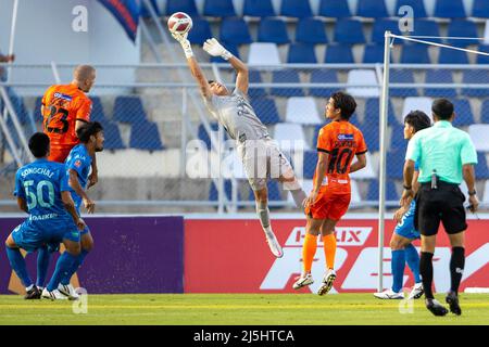 CHONBURI, THAILAND - 23. April: Chanin SAE-Ear des FC Chonburi rettet während des Spiels der Thai Premier League zwischen DEM FC CHONBURI und DEM FC NAKHON RATCHASIMA am 23. April 2022 im Chonburi Municipalstadion in CHONBURI, Thailand (Foto by Orange Picturs) Stockfoto