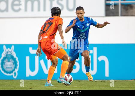 CHONBURI, THAILAND - 23. April: Faiq Jefrii Bolkiah vom FC Chonburi und Thiti Thumporn vom FC Nakhon Ratchasima während des Spiels der Thai Premier League zwischen DEM FC CHONBURI und DEM FC NAKHON RATCHASIMA am 23. April 2022 im Stadion der Gemeinde Chonburi in CHONBURI, Thailand (Foto by Orange Picturs) Stockfoto