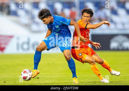 CHONBURI, THAILAND - 23. April: Bukkoree Lemdee vom FC Chonburi und Shintaro Shimizu vom FC Nakhon Ratchasima während des Spiels der Thai Premier League zwischen DEM FC CHONBURI und DEM FC NAKHON RATCHASIMA im Stadion der Gemeinde Chonburi am 23. April 2022 in CHONBURI, Thailand (Foto by Orange Picches) Stockfoto