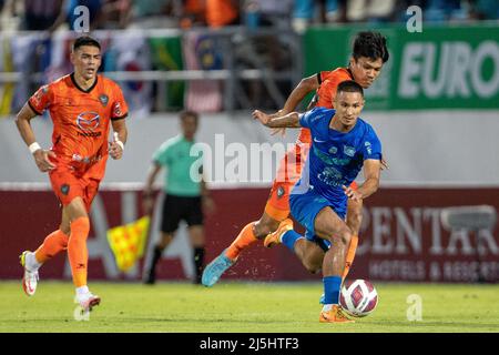 CHONBURI, THAILAND - 23. April: Faiq Jefrii Bolkiah vom FC Chonburi und Thiti Thumporn vom FC Nakhon Ratchasima während des Spiels der Thai Premier League zwischen DEM FC CHONBURI und DEM FC NAKHON RATCHASIMA am 23. April 2022 im Stadion der Gemeinde Chonburi in CHONBURI, Thailand (Foto by Orange Picturs) Stockfoto