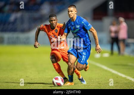 CHONBURI, THAILAND - 23. April: Faiq Jefrii Bolkiah vom FC Chonburi und Amadou Ouattara vom FC Nakhon Ratchasima während des Spiels der Thai Premier League zwischen DEM FC CHONBURI und DEM FC NAKHON RATCHASIMA am 23. April 2022 im Chonburi Municipalstadion in CHONBURI, Thailand (Foto by Orange Picches) Stockfoto