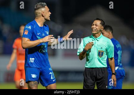 CHONBURI, THAILAND - 23. April: Dennis Murillo vom FC Chonburi und Schiedsrichter Niwat Insa-ARD während des Spiels der Thai Premier League zwischen DEM FC CHONBURI und DEM FC NAKHON RATCHASIMA im Chonburi Municipalstadion am 23. April 2022 in CHONBURI, Thailand (Foto by Orange Picturs) Stockfoto