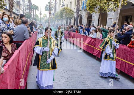 Huelva, Spanien - 13. April 2022: Altarjunge oder Akolyte in der Prozession der Heiligen Woche Stockfoto