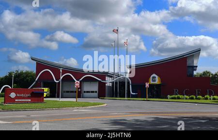 Lake Buena Vista, Usa. 23. April 2022. Das Gebäude der Reedy Creek Improvement District Fire Department wird am Tag nach Florida Gov in Walt Disney World in Lake Buena Vista gesehen. Ron DeSantis unterzeichnete eine Gesetzesvorlage, die den Zweckbezirk des Themenparks auflöst. Der Reedy Creek Improvement District wurde im Mai 1967 durch staatliche Gesetze geschaffen, um der Walt Disney Company die Regierungskontrolle über das Land in und um seine zentralen Freizeitparks in Florida zu geben. (Foto von Paul Hennessy/SOPA Images/Sipa USA) Quelle: SIPA USA/Alamy Live News Stockfoto