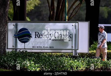 Lake Buena Vista, Usa. 23. April 2022. Das Schild vor dem Verwaltungsgebäude des Reedy Creek Improvement District ist am Tag nach Florida Gov bei Walt Disney World im Lake Buena Vista zu sehen. Ron DeSantis unterzeichnete eine Gesetzesvorlage, die den Zweckbezirk des Themenparks auflöst. Der Reedy Creek Improvement District wurde im Mai 1967 durch staatliche Gesetze geschaffen, um der Walt Disney Company die Regierungskontrolle über das Land in und um seine zentralen Freizeitparks in Florida zu geben. (Foto von Paul Hennessy/SOPA Images/Sipa USA) Quelle: SIPA USA/Alamy Live News Stockfoto