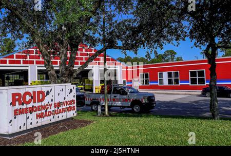 Lake Buena Vista, Usa. 23. April 2022. Das Reedy Creek Improvement District Emergency Services Headquarters Gebäude wird am Tag nach Florida Gov in Walt Disney World in Lake Buena Vista gesehen. Ron DeSantis unterzeichnete eine Gesetzesvorlage, die den Zweckbezirk des Themenparks auflöst. Der Reedy Creek Improvement District wurde im Mai 1967 durch staatliche Gesetze geschaffen, um der Walt Disney Company die Regierungskontrolle über das Land in und um seine zentralen Freizeitparks in Florida zu geben. (Foto von Paul Hennessy/SOPA Images/Sipa USA) Quelle: SIPA USA/Alamy Live News Stockfoto