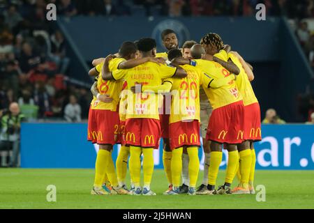 Paris, Frankreich. 24. April 2022. Lens-Spieler vor der französischen Fußballmeisterschaft, Ligue 1 Uber Eats, zwischen Paris Saint Germain und Lens im Parc des Princes Stadium - Paris Frankreich.Unentschieden zwischen Paris SG und Lens 1:1.PSG gewann die französische Fußballmeisterschaft 2022. (Bild: © Pierre Stevenin/ZUMA Press Wire) Stockfoto