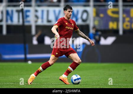 Mailand, Italien. 23. April 2022. Roger Ibanez von AS Roma in Aktion während des Fußballspiels der Serie A zwischen dem FC Internazionale und AS Roma. Kredit: Nicolò Campo/Alamy Live Nachrichten Stockfoto