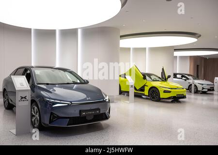 Westfield Mall, XPENG - Auto Showroom, Leidschendam, Den Haag, Niederlande. Freitag, 22.. April 2022. Die 2021 ’Xpeng P7 Limited Edition mit Gull Stockfoto