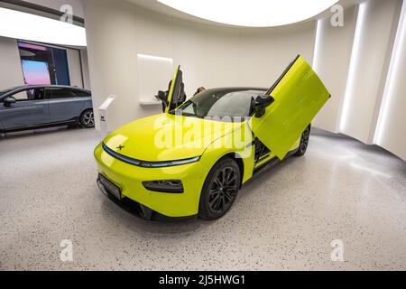 Westfield Mall, XPENG - Auto Showroom, Leidschendam, Den Haag, Niederlande. Freitag, 22.. April 2022. Die 2021 ’Xpeng P7 Limited Edition mit Gull Stockfoto