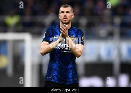 Mailand, Italien. 23. April 2022. Edin Dzeko vom FC Internazionale zeigt sich während des Fußballspiels der Serie A zwischen dem FC Internazionale und AS Roma. Kredit: Nicolò Campo/Alamy Live Nachrichten Stockfoto