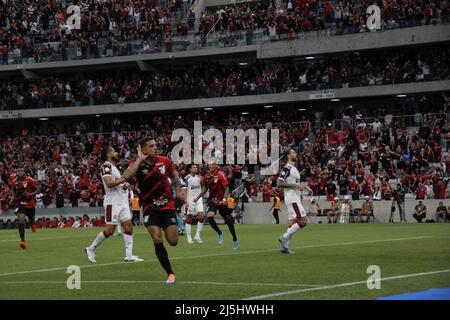 Curitiba, Parana, Brasilien. 23. April 2022. Brasilianische Fußballmeisterschaft: Athletico Paranaense gegen Flamengo. 23. April 2022, Curitiba, Parana, Brasilien: Fußballspiel zwischen Athletico Paranaense und Flamengo, gültig für die dritte Runde der brasilianischen Fußballmeisterschaft, die am Samstag (23) im Stadion Arena da Baixada in Curitiba, Parana, stattfindet. Athletico Paranaense Team gewann das Spiel mit einem Tor von Terans mit 1:0 Punkten. Bild: Edson de Souza/TheNews2 (Bild: © Edson De Souza/TheNEWS2 via ZUMA Press Wire) Stockfoto