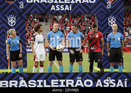 Curitiba, Parana, Brasilien. 23. April 2022. Brasilianische Fußballmeisterschaft: Athletico Paranaense gegen Flamengo. 23. April 2022, Curitiba, Parana, Brasilien: Fußballspiel zwischen Athletico Paranaense und Flamengo, gültig für die dritte Runde der brasilianischen Fußballmeisterschaft, die am Samstag (23) im Stadion Arena da Baixada in Curitiba, Parana, stattfindet. Athletico Paranaense Team gewann das Spiel mit einem Tor von Terans mit 1:0 Punkten. Bild: Edson de Souza/TheNews2 (Bild: © Edson De Souza/TheNEWS2 via ZUMA Press Wire) Stockfoto