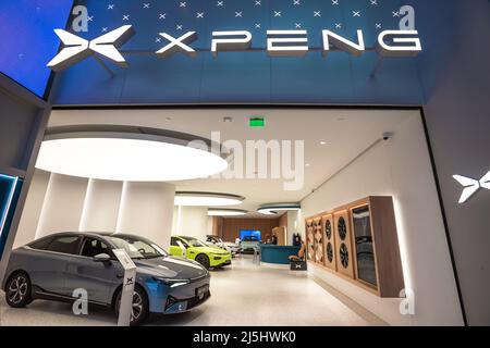 Westfield Mall, XPENG - Auto Showroom, Leidschendam, Den Haag, Niederlande. Freitag, 22.. April 2022. Die 2021 ’Xpeng P7 Limited Edition mit Gull Stockfoto