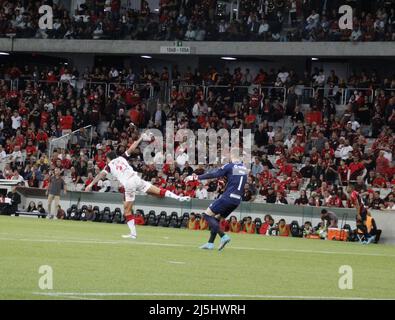 Curitiba, Parana, Brasilien. 23. April 2022. Brasilianische Fußballmeisterschaft: Athletico Paranaense gegen Flamengo. 23. April 2022, Curitiba, Parana, Brasilien: Fußballspiel zwischen Athletico Paranaense und Flamengo, gültig für die dritte Runde der brasilianischen Fußballmeisterschaft, die am Samstag (23) im Stadion Arena da Baixada in Curitiba, Parana, stattfindet. Athletico Paranaense Team gewann das Spiel mit einem Tor von Terans mit 1:0 Punkten. Bild: Edson de Souza/TheNews2 (Bild: © Edson De Souza/TheNEWS2 via ZUMA Press Wire) Stockfoto