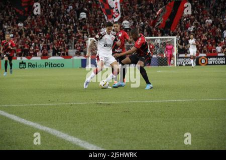 Curitiba, Parana, Brasilien. 23. April 2022. Brasilianische Fußballmeisterschaft: Athletico Paranaense gegen Flamengo. 23. April 2022, Curitiba, Parana, Brasilien: Fußballspiel zwischen Athletico Paranaense und Flamengo, gültig für die dritte Runde der brasilianischen Fußballmeisterschaft, die am Samstag (23) im Stadion Arena da Baixada in Curitiba, Parana, stattfindet. Athletico Paranaense Team gewann das Spiel mit einem Tor von Terans mit 1:0 Punkten. Bild: Edson de Souza/TheNews2 (Bild: © Edson De Souza/TheNEWS2 via ZUMA Press Wire) Stockfoto