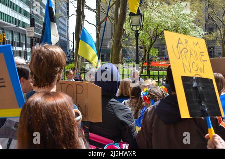 New York, Usa. 23. April 2022. Das Generalkonsulat der Ukraine in New York City spricht während der Demonstration gegen die russische Invasion der Ukraine in Lower Manhattan, New York City, am 23. April 2022. (Foto von Ryan Rahman/Pacific Press) Quelle: Pacific Press Media Production Corp./Alamy Live News Stockfoto