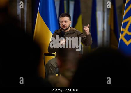 Kiew, Ukraine. 23. April 2022. Der ukrainische Präsident Wolodymyr Zelenskyy antwortet auf eine Frage während einer Pressekonferenz in einer befestigten U-Bahnstation unter der U-Bahn-Station am 23. April 2022 in Kiew, Ukraine. Zelenskyy sagte, er plane, am Sonntag die US-Staats- und Verteidigungsminister in Kiew zu treffen. Quelle: Ukrainische Präsidentschaft/Ukrainische Präsidentschaft/Alamy Live News Stockfoto